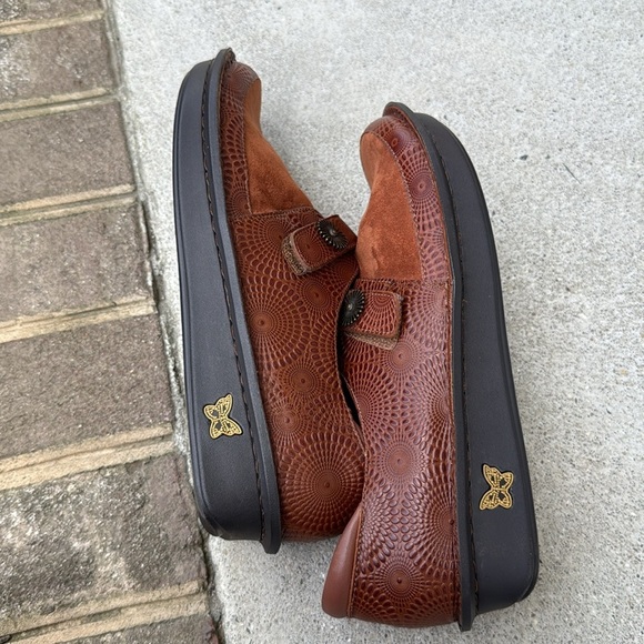 Alegria Brenna Brandy Brown Suede Leather Embossed Clogs. Size 41 ( 10.5-11 ). - Picture 10 of 12